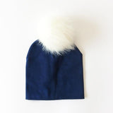BEABY - Bonnet avec Pompon pour Bébé Accessoires Enfant Bleu Marine - Pompon Blanc - Parents Sereins