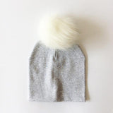 BEABY - Bonnet avec Pompon pour Bébé Accessoires Enfant Gris Clair - Pompon Blanc - Parents Sereins