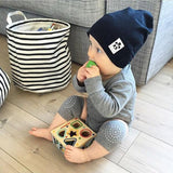 Genouillères Anti-Dérapantes Pour Bébé - Kneeby Accessoires Bébé GRIS - Parents Sereins